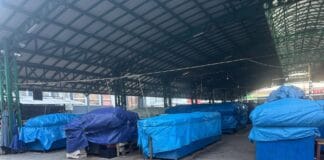 Piața Mare din Târgu Jiu, aproape pustie din cauza gerului. Comercianții au renunțat la tarabe la -10 grade