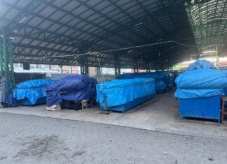 Piața Mare din Târgu Jiu, aproape pustie din cauza gerului. Comercianții au renunțat la tarabe la -10 grade