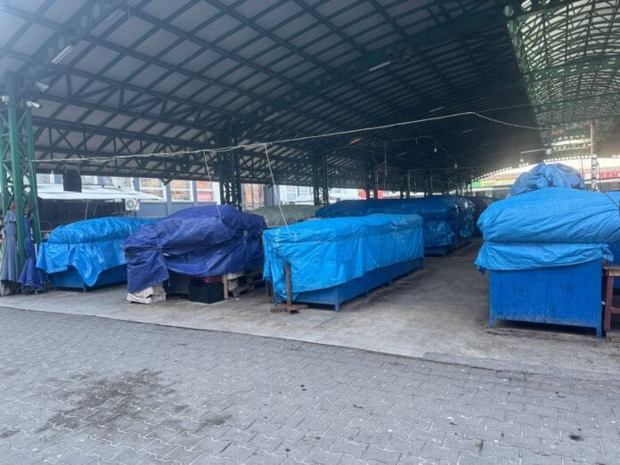 piata ger Piața Mare din Târgu Jiu, aproape pustie din cauza gerului. Comercianții au renunțat la tarabe la -10 grade