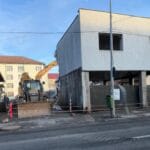 Fosta locuință a interlopului Ion (Nelu) Evulescu din Târgu Jiu, demolată cu buldozerul pe strada Victoriei Fosta locuință a interlopului Ion (Nelu) Evulescu din Târgu Jiu, demolată cu buldozerul pe strada Victoriei