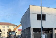Fosta locuință a interlopului Ion (Nelu) Evulescu din Târgu Jiu, demolată cu buldozerul pe strada Victoriei Fosta locuință a interlopului Ion (Nelu) Evulescu din Târgu Jiu, demolată cu buldozerul pe strada Victoriei