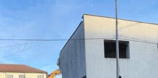 Fosta locuință a interlopului Ion (Nelu) Evulescu din Târgu Jiu, demolată cu buldozerul pe strada Victoriei