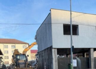 Fosta locuință a interlopului Ion (Nelu) Evulescu din Târgu Jiu, demolată cu buldozerul pe strada Victoriei Fosta locuință a interlopului Ion (Nelu) Evulescu din Târgu Jiu, demolată cu buldozerul pe strada Victoriei