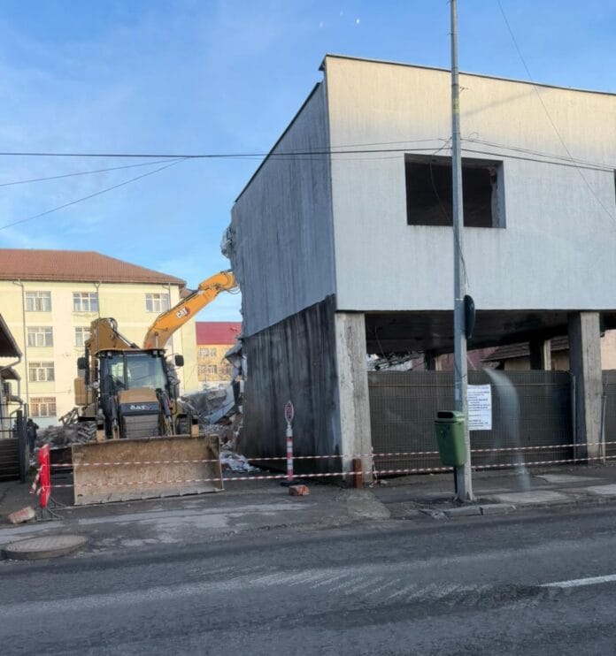 Fosta locuință a interlopului Ion (Nelu) Evulescu din Târgu Jiu, demolată cu buldozerul pe strada Victoriei