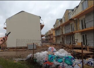 Cădere horror pe un șantier din Târgu Jiu: muncitor străpuns în piept după ce a căzut de pe o schelă improvizată Cădere horror pe un șantier din Târgu Jiu: muncitor străpuns în piept după ce a căzut de pe o schelă improvizată