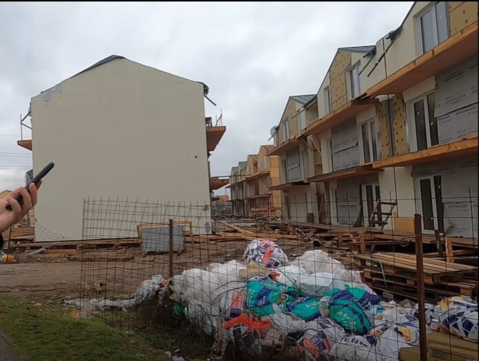 Cădere horror pe un șantier din Târgu Jiu: muncitor străpuns în piept după ce a căzut de pe o schelă improvizată