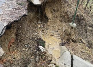 Pământul o ia la vale în Gorj: case și drumuri, în pericol iminent la Roșia de Amaradia