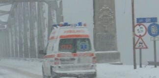 Adolescentă electrocutată după ce un copac a rupt cablurile electrice din cauza ninsorii