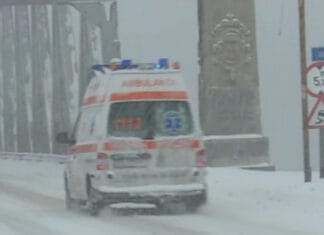 Adolescentă electrocutată după ce un copac a rupt cablurile electrice din cauza ninsorii Adolescentă electrocutată după ce un copac a rupt cablurile electrice din cauza ninsorii