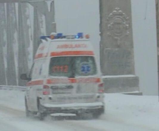 Adolescentă electrocutată după ce un copac a rupt cablurile electrice din cauza ninsorii