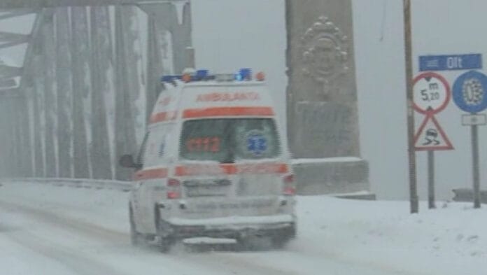 ambulanta Adolescentă electrocutată după ce un copac a rupt cablurile electrice din cauza ninsorii