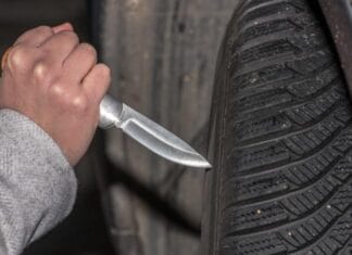 Un tânăr din Bumbești-Jiu s-a ales cu toate cele patru anvelope tăiate, iar principalul suspect este un vecin de bloc în vârstă de 18 ani Un tânăr din Bumbești-Jiu s-a ales cu toate cele patru anvelope tăiate, iar principalul suspect este un vecin de bloc în vârstă de 18 ani