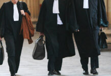 Un bărbat de 66 de ani, din municipiul Târgu Jiu, a fost reținut de polițiștii gorjeni, fiind acuzat că a practicat ilegal profesia de avocat și a înșelat mai multe persoane în ultimii ani. Potrivit informațiilor furnizate de Poliția Municipiului Târgu Jiu – Biroul de Investigații Criminale, la data de 5 februarie 2026, în jurul orei 14:00, oamenii legii s-au sesizat din oficiu cu privire la activitatea ilegală desfășurată de bărbat în perioada 2022–2025. Deși nu deținea calitatea de avocat și nu avea dreptul legal de a exercita această profesie, acesta ar fi oferit asistență juridică unor persoane sancționate pentru abateri la regimul rutier. Individul le promitea clienților câștigarea proceselor în instanță și redobândirea permiselor de conducere, activitate pentru care ar fi încasat sume cuprinse între 300 de euro și 3.500 de lei. Mai multe persoane ar fi fost astfel induse în eroare, plătind pentru servicii juridice inexistente sau nelegale. În urma cercetărilor, polițiștii au întocmit dosar penal pentru săvârșirea infracțiunilor de înșelăciune, exercitarea fără drept a unei profesii sau activități, fals material în înscrisuri oficiale și uz de fals. Tot în data de 5 februarie 2026, față de bărbat a fost dispusă măsura reținerii pentru 24 de ore, pe bază de ordonanță, acesta fiind introdus în Centrul de Reținere și Arestare Preventivă al Inspectoratului de Poliție Județean Gorj. Ancheta este în desfășurare, iar polițiștii continuă verificările pentru stabilirea întregii activități infracționale.