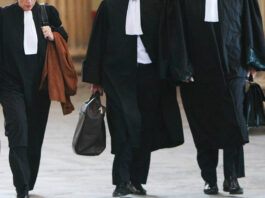 Un bărbat de 66 de ani, din municipiul Târgu Jiu, a fost reținut de polițiștii gorjeni, fiind acuzat că a practicat ilegal profesia de avocat și a înșelat mai multe persoane în ultimii ani. Potrivit informațiilor furnizate de Poliția Municipiului Târgu Jiu – Biroul de Investigații Criminale, la data de 5 februarie 2026, în jurul orei 14:00, oamenii legii s-au sesizat din oficiu cu privire la activitatea ilegală desfășurată de bărbat în perioada 2022–2025. Deși nu deținea calitatea de avocat și nu avea dreptul legal de a exercita această profesie, acesta ar fi oferit asistență juridică unor persoane sancționate pentru abateri la regimul rutier. Individul le promitea clienților câștigarea proceselor în instanță și redobândirea permiselor de conducere, activitate pentru care ar fi încasat sume cuprinse între 300 de euro și 3.500 de lei. Mai multe persoane ar fi fost astfel induse în eroare, plătind pentru servicii juridice inexistente sau nelegale. În urma cercetărilor, polițiștii au întocmit dosar penal pentru săvârșirea infracțiunilor de înșelăciune, exercitarea fără drept a unei profesii sau activități, fals material în înscrisuri oficiale și uz de fals. Tot în data de 5 februarie 2026, față de bărbat a fost dispusă măsura reținerii pentru 24 de ore, pe bază de ordonanță, acesta fiind introdus în Centrul de Reținere și Arestare Preventivă al Inspectoratului de Poliție Județean Gorj. Ancheta este în desfășurare, iar polițiștii continuă verificările pentru stabilirea întregii activități infracționale.