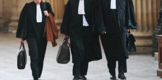 Un bărbat de 66 de ani, din municipiul Târgu Jiu, a fost reținut de polițiștii gorjeni, fiind acuzat că a practicat ilegal profesia de avocat și a înșelat mai multe persoane în ultimii ani. Potrivit informațiilor furnizate de Poliția Municipiului Târgu Jiu – Biroul de Investigații Criminale, la data de 5 februarie 2026, în jurul orei 14:00, oamenii legii s-au sesizat din oficiu cu privire la activitatea ilegală desfășurată de bărbat în perioada 2022–2025. Deși nu deținea calitatea de avocat și nu avea dreptul legal de a exercita această profesie, acesta ar fi oferit asistență juridică unor persoane sancționate pentru abateri la regimul rutier. Individul le promitea clienților câștigarea proceselor în instanță și redobândirea permiselor de conducere, activitate pentru care ar fi încasat sume cuprinse între 300 de euro și 3.500 de lei. Mai multe persoane ar fi fost astfel induse în eroare, plătind pentru servicii juridice inexistente sau nelegale. În urma cercetărilor, polițiștii au întocmit dosar penal pentru săvârșirea infracțiunilor de înșelăciune, exercitarea fără drept a unei profesii sau activități, fals material în înscrisuri oficiale și uz de fals. Tot în data de 5 februarie 2026, față de bărbat a fost dispusă măsura reținerii pentru 24 de ore, pe bază de ordonanță, acesta fiind introdus în Centrul de Reținere și Arestare Preventivă al Inspectoratului de Poliție Județean Gorj. Ancheta este în desfășurare, iar polițiștii continuă verificările pentru stabilirea întregii activități infracționale.