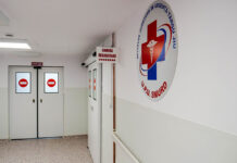 Medicul de gardă de la UPU Târgu Jiu a fost lovit și stropit cu cafea de 7-8 aparținători, suferind o entorsă, după ce a încercat să salveze o pacientă care înghițise medicamente