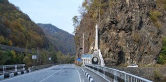 Atenție șoferi! Traficul greu de pe Valea Oltului a fost mutat pe Defileul Jiului. Petroșaniul, traversat de mii de camioane Atenție șoferi! Traficul greu de pe Valea Oltului a fost mutat pe Defileul Jiului . Petroșaniul, traversat de mii de camioane