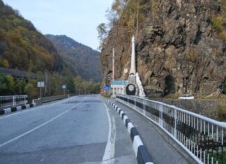 Atenție șoferi! Traficul greu de pe Valea Oltului a fost mutat pe Defileul Jiului . Petroșaniul, traversat de mii de camioane