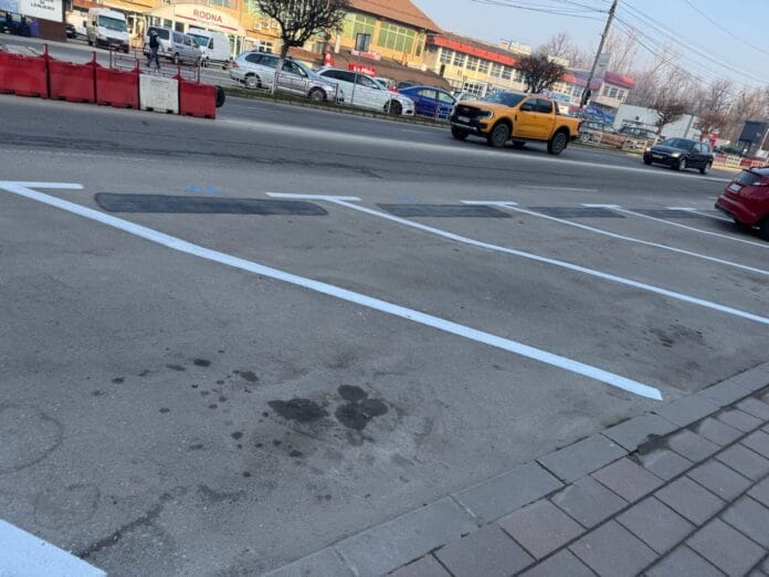 Parcările de reședință din zona Piața Mare nu mai sunt „rezervate” non-stop – oricine poate ocupa locul, contra cost