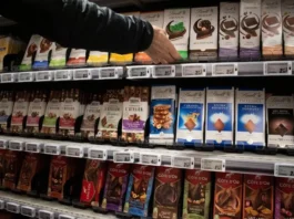 A vrut să impresioneze de 1 Martie, dar a dat lovitura la raft: 11 ciocolate „dispărute” dintr-un supermarket din Rovinari!