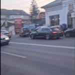 Haos pe strada Victoriei din Târgu Jiu: trotuar blocat și trafic îngreunat în zona unui fast-food