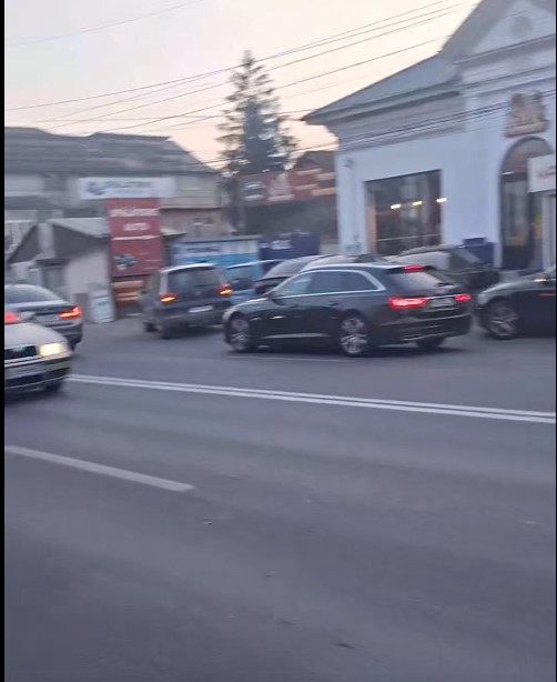 Haos pe strada Victoriei din Târgu Jiu: trotuar blocat și trafic îngreunat în zona unui fast-food