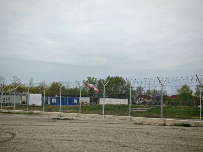 Heliportul din Târgu Jiu, simbol al neputinței: investiție blocată de peste un deceniu, transformată în panou pentru firme funerare