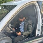 Hoțul somnoros din Târgu Jiu: prins de polițiști dormind în mașina pe care încerca să o jefuiască