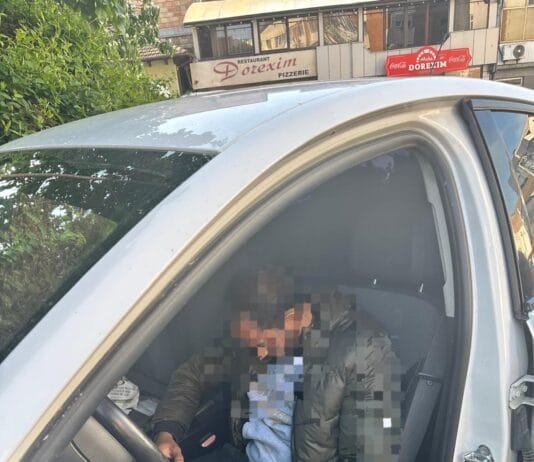 Hoțul somnoros din Târgu Jiu: prins de polițiști dormind în mașina pe care încerca să o jefuiască