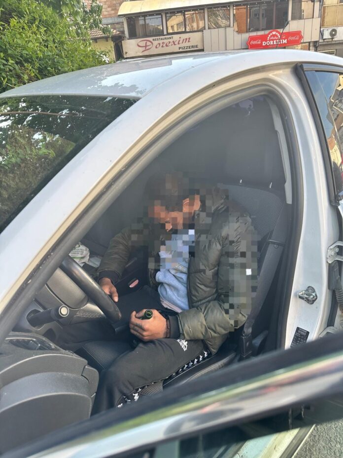 Hoțul somnoros din Târgu Jiu: prins de polițiști dormind în mașina pe care încerca să o jefuiască