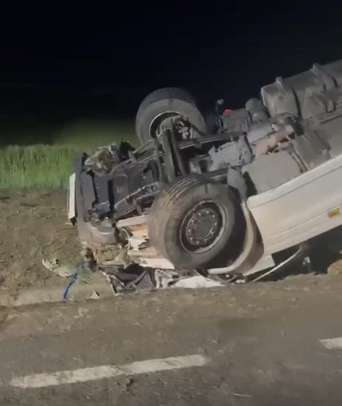 Video: Accident grav în Țânțăreni: un autotren răsturnat, un șofer decedat