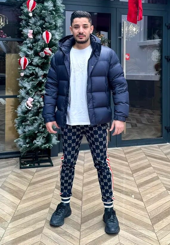 Fiul unui afacerist milionar din Dolj, reținut într-un mall din Craiova după ce a încercat să fure haine de 600 de lei Fiul unui afacerist milionar din Dolj, reținut într-un mall din Craiova după ce a încercat să fure haine de 600 de lei