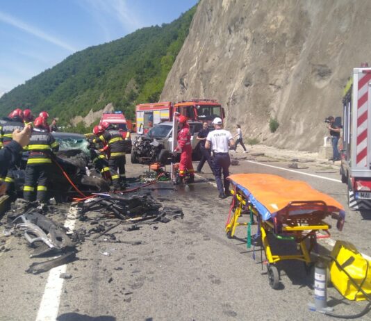 Accident grav pe DN6, la Orșova! Trafic blocat complet după un impact violent cu victime grav rănite