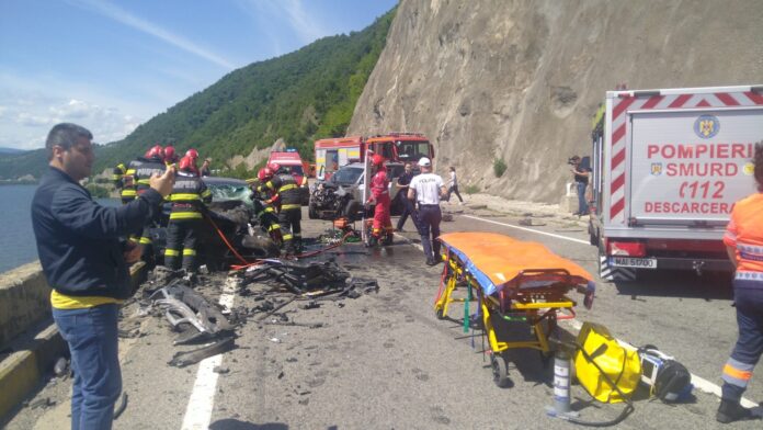 Accident grav pe DN6, la Orșova! Trafic blocat complet după un impact violent cu victime grav rănite