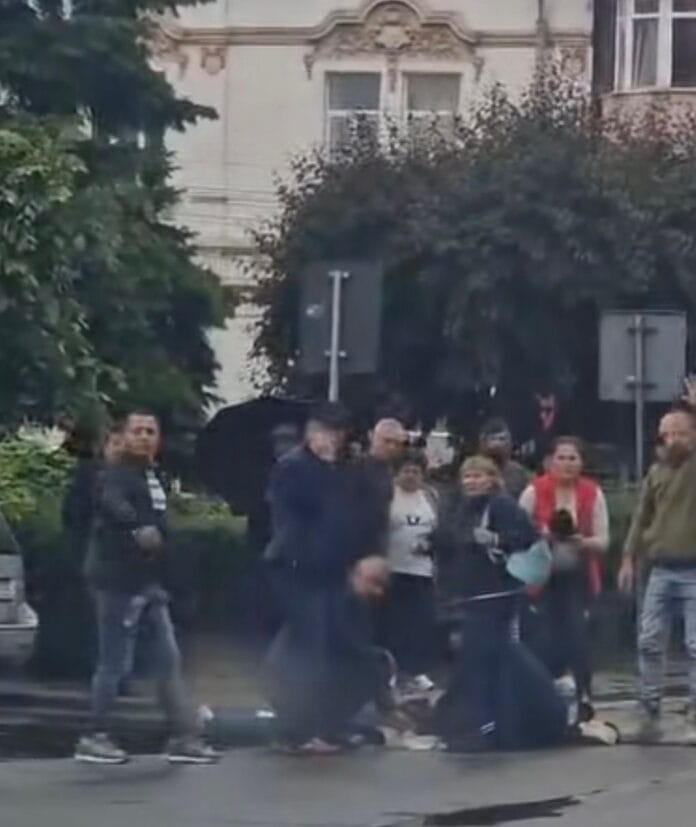 Video: Femeie de 46 de ani, accidentată pe o trecere de pietoni în Târgu Jiu. Șoferul nu ar fi acordat prioritate Femeie de 46 de ani, accidentată pe o trecere de pietoni în Târgu Jiu. Șoferul nu ar fi acordat prioritate