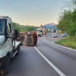 Accident grav pe DN7: Gorjean rănit alături de trei copii după ce s-a răsturnat cu autoutilitara