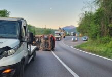 Accident grav pe DN7: Gorjean rănit alături de trei copii după ce s-a răsturnat cu autoutilitara