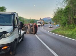 Accident grav pe DN7: Gorjean rănit alături de trei copii după ce s-a răsturnat cu autoutilitara