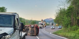 Accident grav pe DN7: Gorjean rănit alături de trei copii după ce s-a răsturnat cu autoutilitara