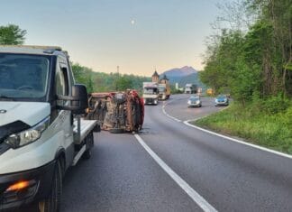 Accident grav pe DN7: Gorjean rănit alături de trei copii după ce s-a răsturnat cu autoutilitara