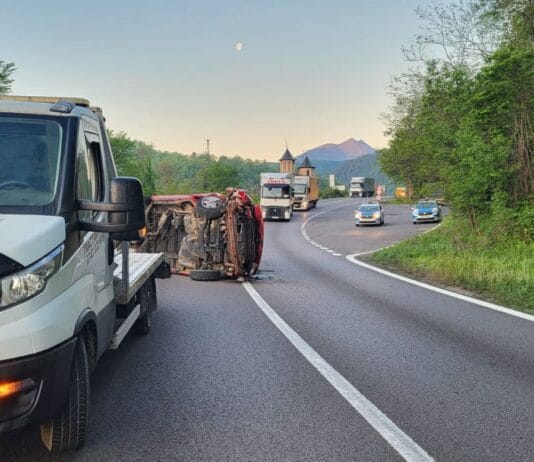 Accident grav pe DN7: Gorjean rănit alături de trei copii după ce s-a răsturnat cu autoutilitara