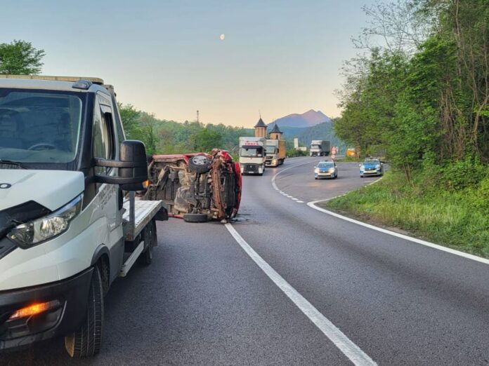 Accident grav pe DN7: Gorjean rănit alături de trei copii după ce s-a răsturnat cu autoutilitara