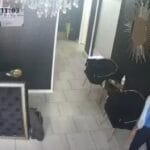 Video: Bărbat reținut după ce ar fi furat 400 de lei din geanta unei femei, într-un salon de înfrumusețare din Târgu Jiu Bărbat reținut după ce ar fi furat 400 de lei din geanta unei femei, într-un salon de înfrumusețare din Târgu Jiu
