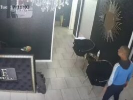 Video: Bărbat reținut după ce ar fi furat 400 de lei din geanta unei femei, într-un salon de înfrumusețare din Târgu Jiu Bărbat reținut după ce ar fi furat 400 de lei din geanta unei femei, într-un salon de înfrumusețare din Târgu Jiu