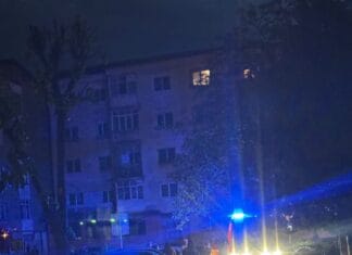 Video: Intervenție de urgență în Târgu Jiu: bărbat de 50 de ani salvat din apartament după ce vecinii au auzit strigăte de ajutor