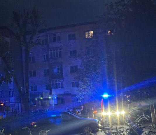 Video: Intervenție de urgență în Târgu Jiu: bărbat de 50 de ani salvat din apartament după ce vecinii au auzit strigăte de ajutor