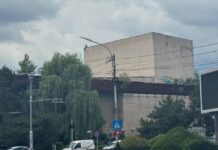 O persoană a urcat pe acoperișul Casei de Cultură și a pus autoritățile pe jar. Ce s-a întâmplat