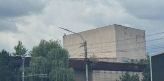 O persoană a urcat pe acoperișul Casei de Cultură și a pus autoritățile pe jar. Ce s-a întâmplat