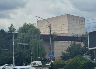 O persoană a urcat pe acoperișul Casei de Cultură și a pus autoritățile pe jar. Ce s-a întâmplat