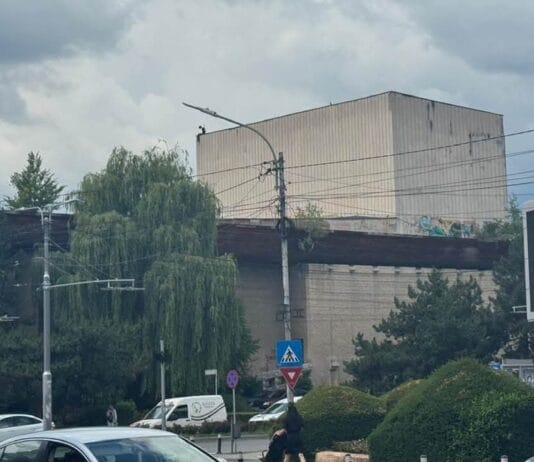 O persoană a urcat pe acoperișul Casei de Cultură și a pus autoritățile pe jar. Ce s-a întâmplat
